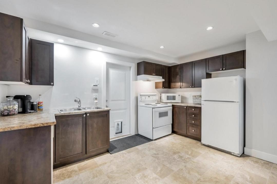 Private 1 Bedroom In Brookswood Langley Buitenkant foto
