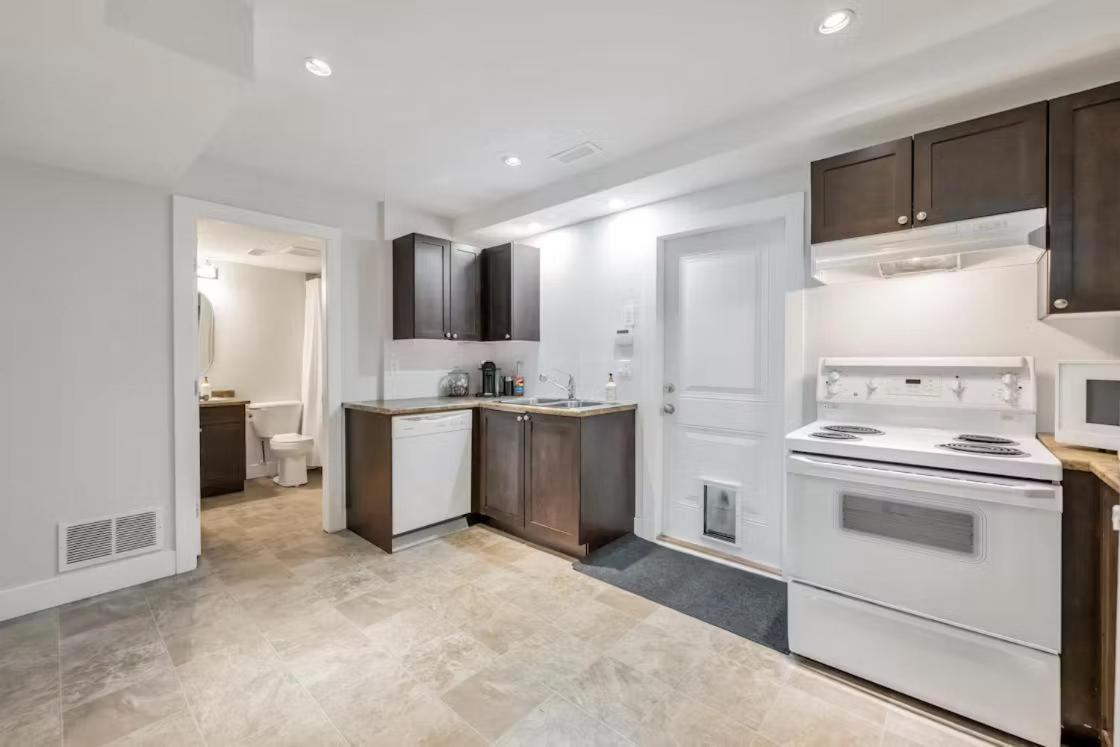 Private 1 Bedroom In Brookswood Langley Buitenkant foto
